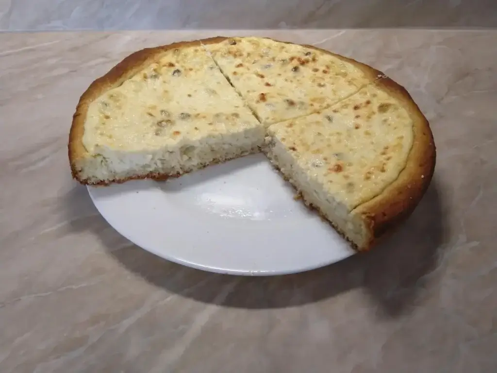 Upečený kynutý tvarohový koláč z Remosky na talíři
