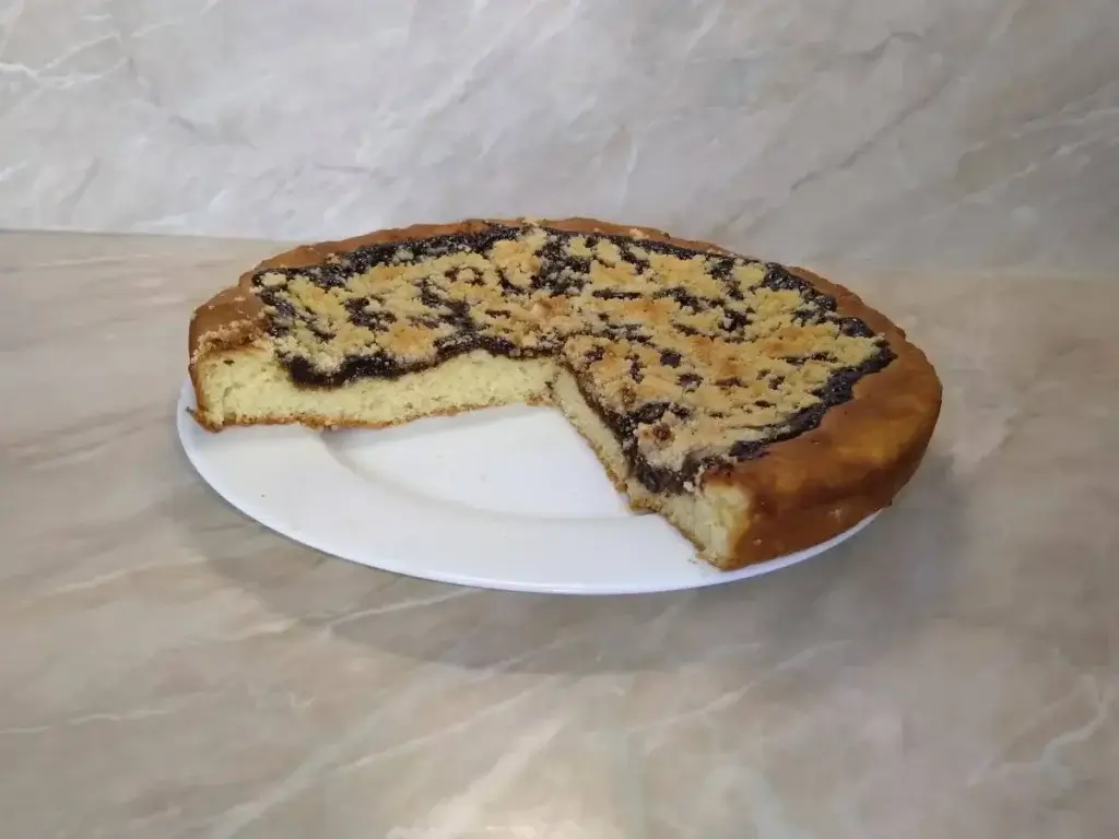 Povidlový koláč s drobenkou z Remosky na talíři